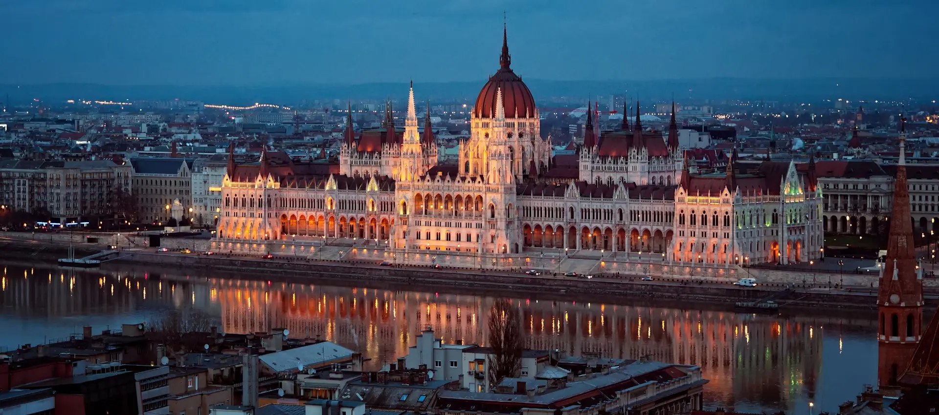 budapeste-parlamento-binasi.webp